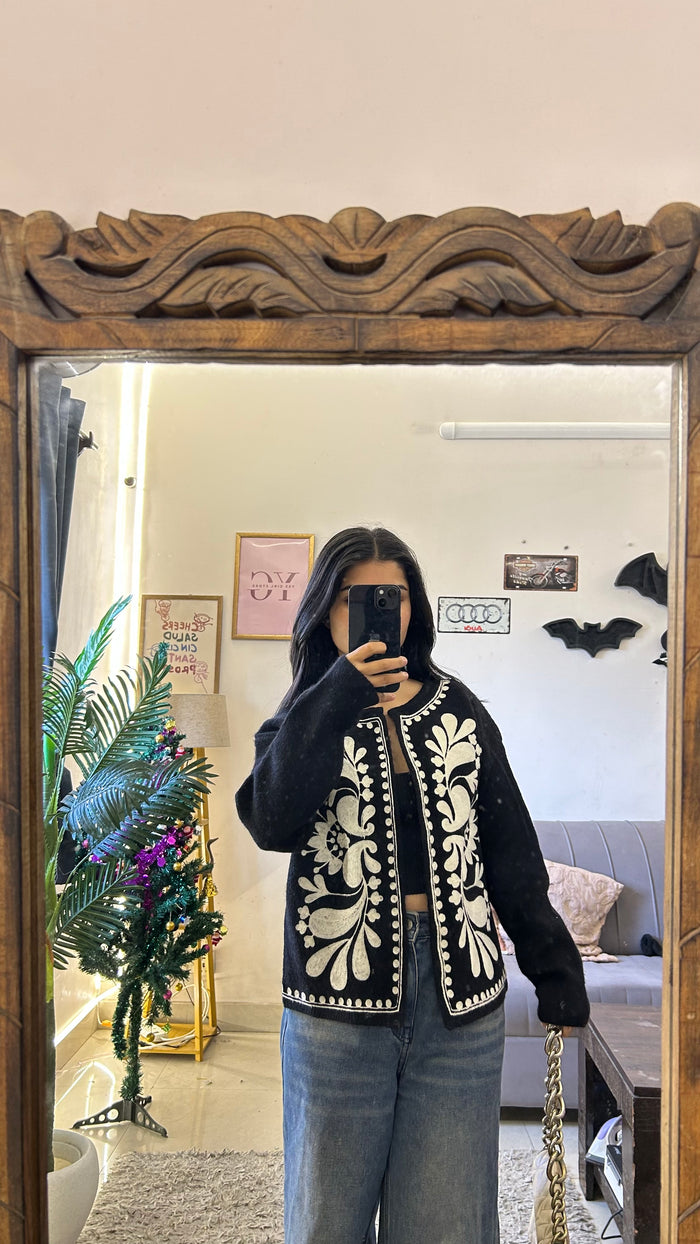 35 cute embroiderysweater S